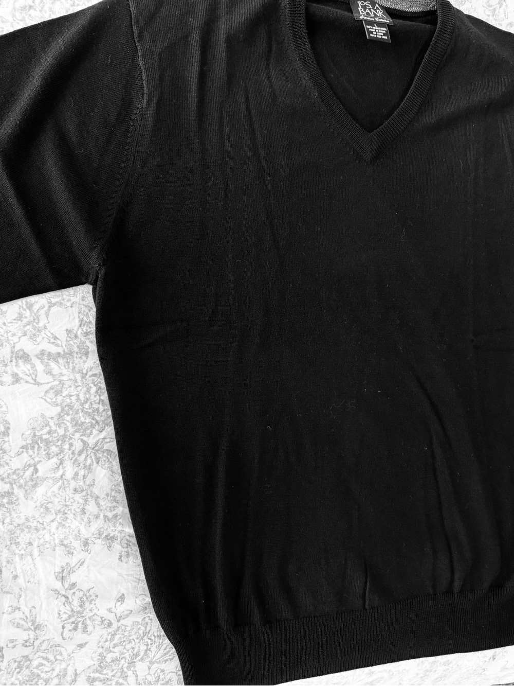 Classic JoS. A. Bank Black V-Neck Sweater 100% Merino Wool Size Large